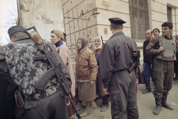 Russians stand in line for bread and toilet paper in 1990